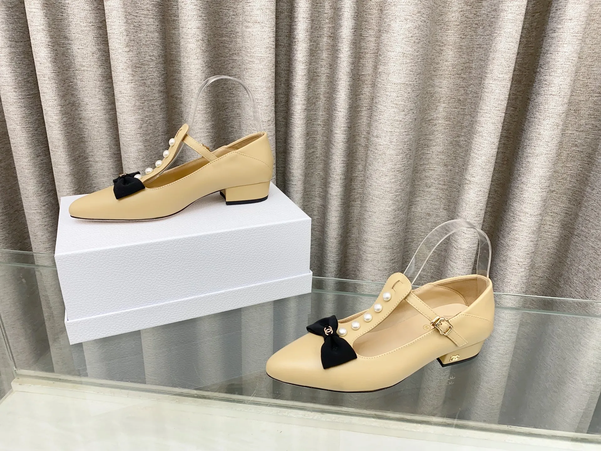 👟👟Ex-factory price 620👟👟 25Ss new spring and summer Chanel small fragrant pearl bow Mary Jane shoes. The cute bow decoration is playful and elegant ~ the upper is decorated with pearls, full of exquisiteness, and you can walk properly and beautifully! It's 100% sweet and so beautiful that you can't take your eyes away. It's comfortable and not tiring for your feet. It lengthens your leg lines! Have beauty and wear it with your own style and attitude! Upper: Lambskin Lining: Lambskin lining Sole: Italian genuine leather sole Size: 35-39 (40, 41 customizations are not returnable)